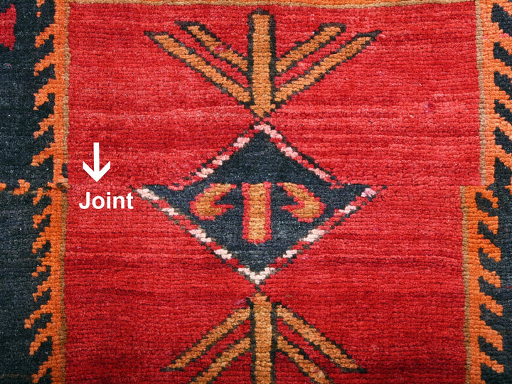 a close up of a rug with an arrow pointing to the center