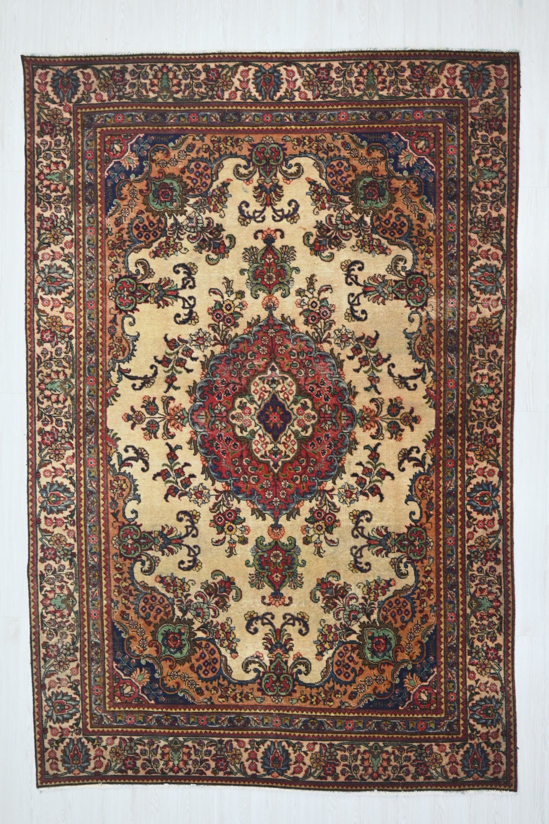 brown Large rug 6' 8" x 9' 9"