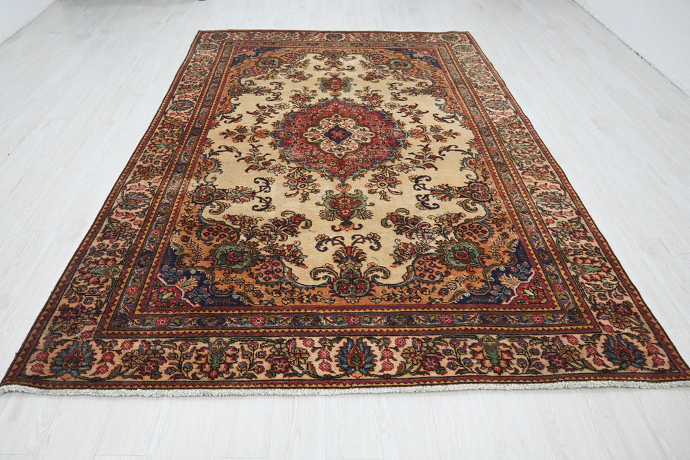 brown Large rug 6' 8" x 9' 9"