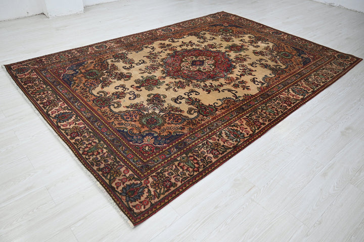 brown Large rug 6' 8" x 9' 9"