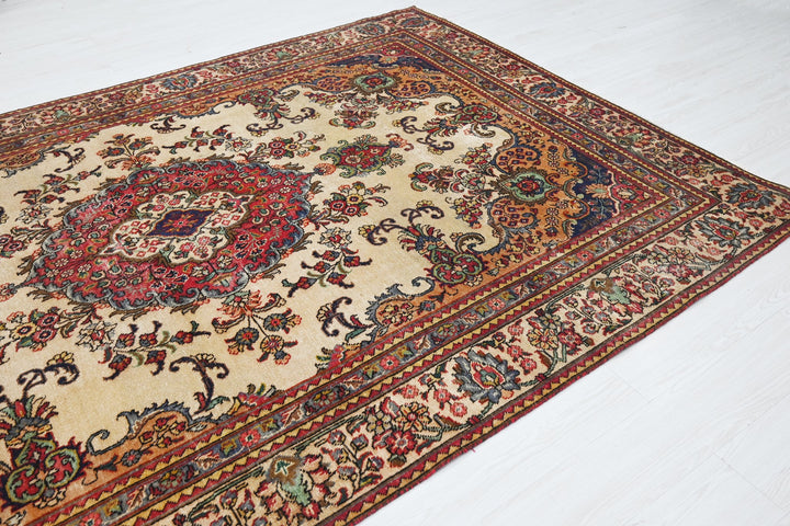 brown Large rug 6' 8" x 9' 9"