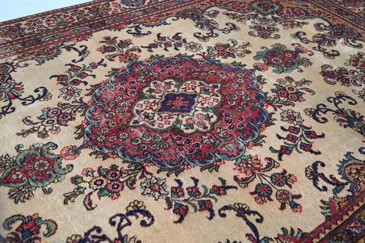 brown Large rug 6' 8" x 9' 9"