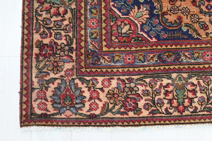 brown Large rug 6' 8" x 9' 9"