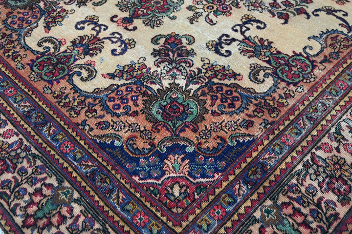 brown Large rug 6' 8" x 9' 9"