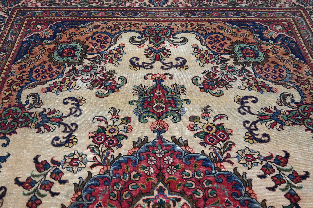 brown Large rug 6' 8" x 9' 9"