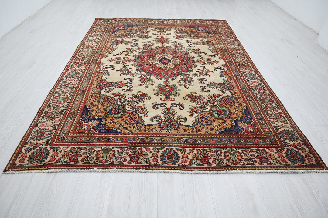 brown Large rug 6' 8" x 9' 9"
