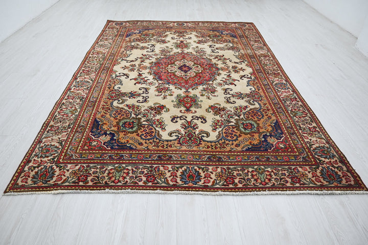 brown Large rug 6' 8" x 9' 9"