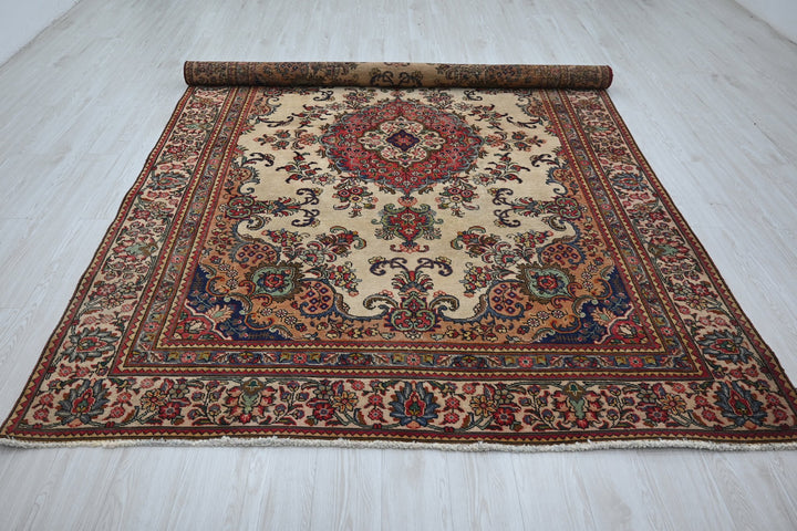 brown Large rug 6' 8" x 9' 9"