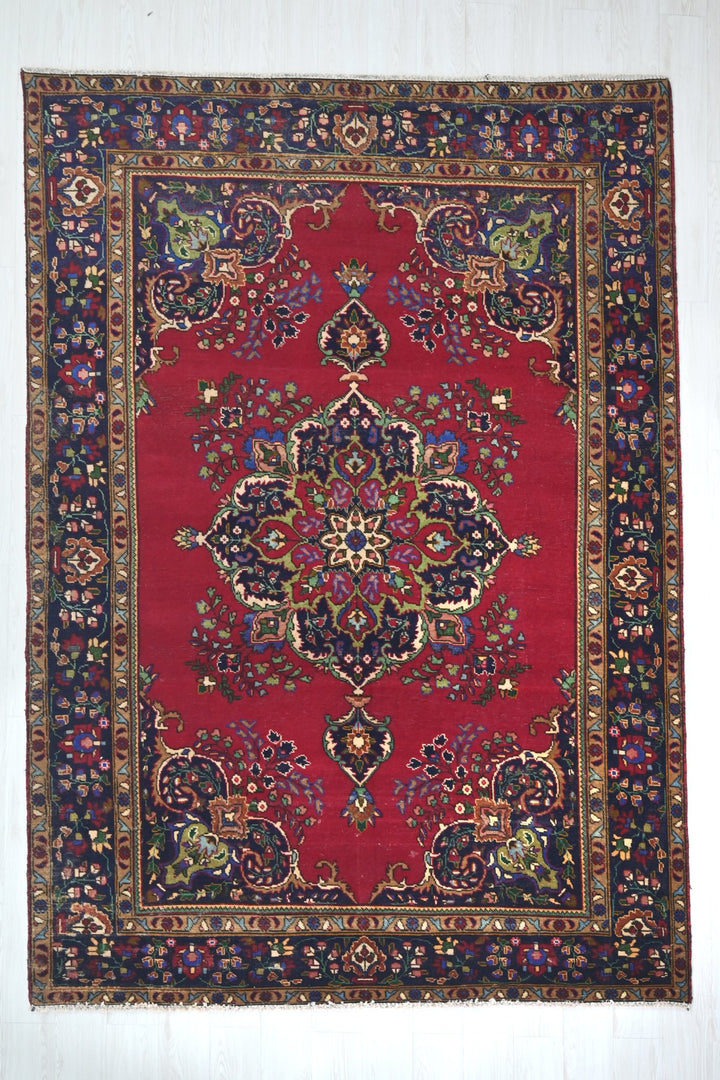 red Large rug 6' 7" x 9' 3"