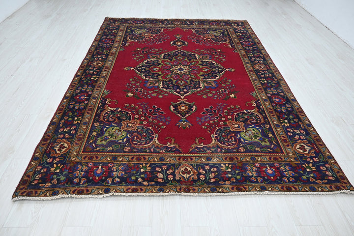 red Large rug 6' 7" x 9' 3"