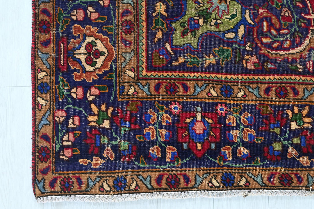 red Large rug 6' 7" x 9' 3"