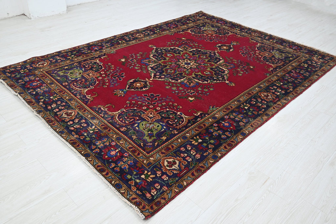 red Large rug 6' 7" x 9' 3"