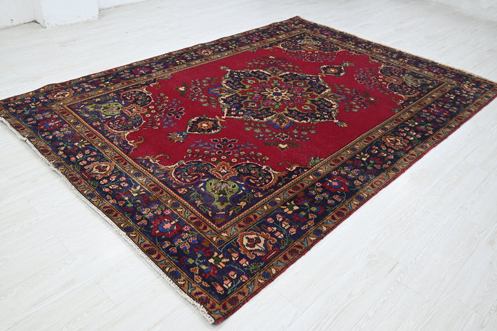 red Large rug 6' 7" x 9' 3"