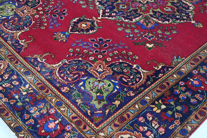 red Large rug 6' 7" x 9' 3"