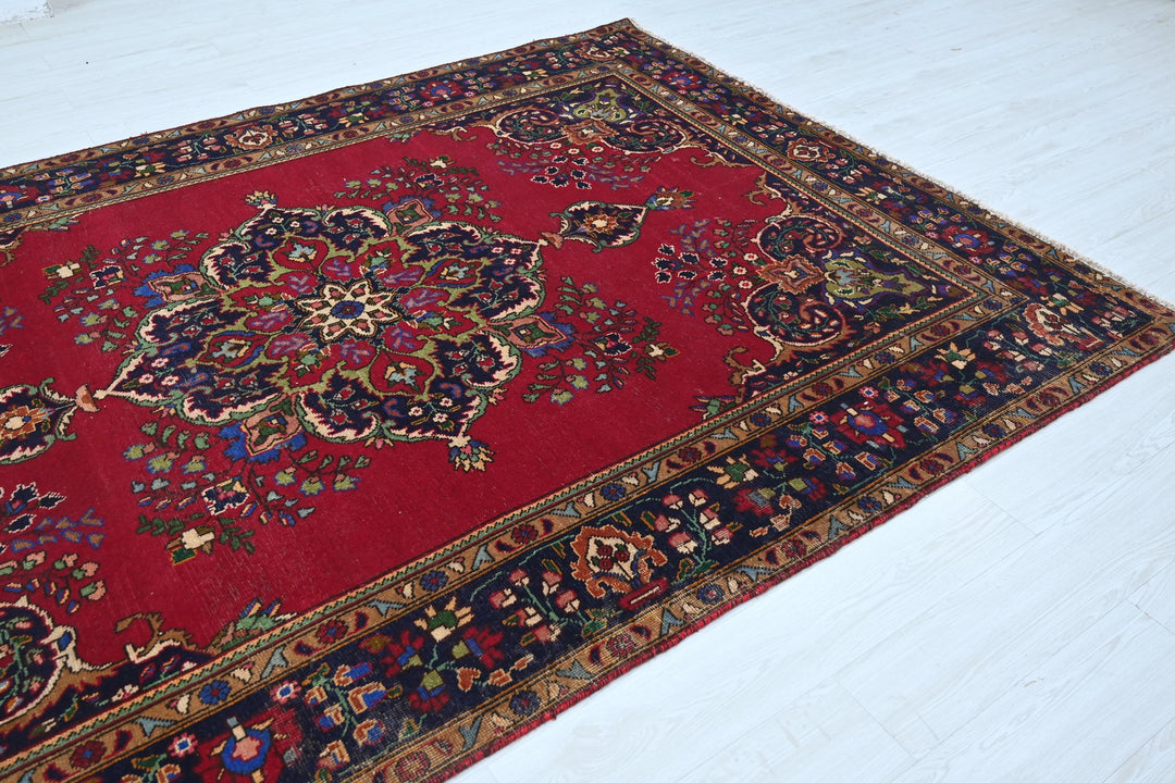 red Large rug 6' 7" x 9' 3"