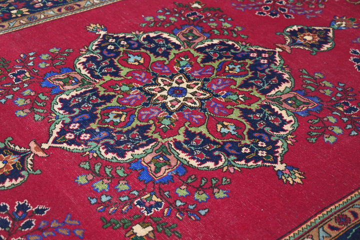 red Large rug 6' 7" x 9' 3"