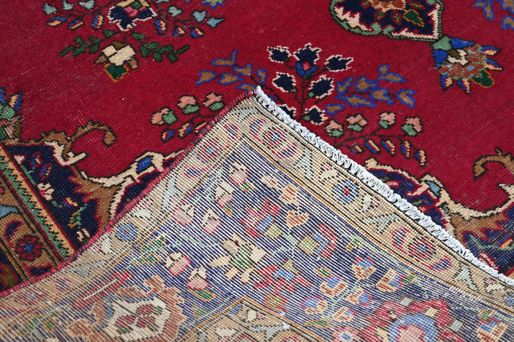 red Large rug 6' 7" x 9' 3"