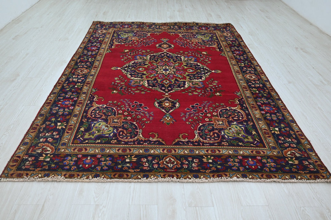 red Large rug 6' 7" x 9' 3"