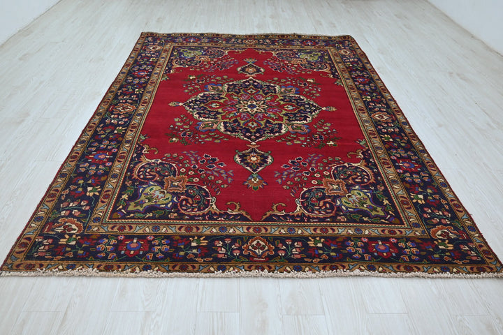 red Large rug 6' 7" x 9' 3"