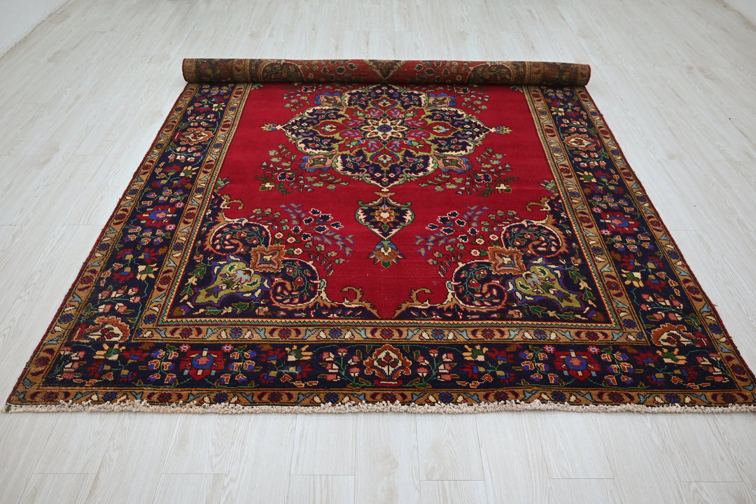 red Large rug 6' 7" x 9' 3"