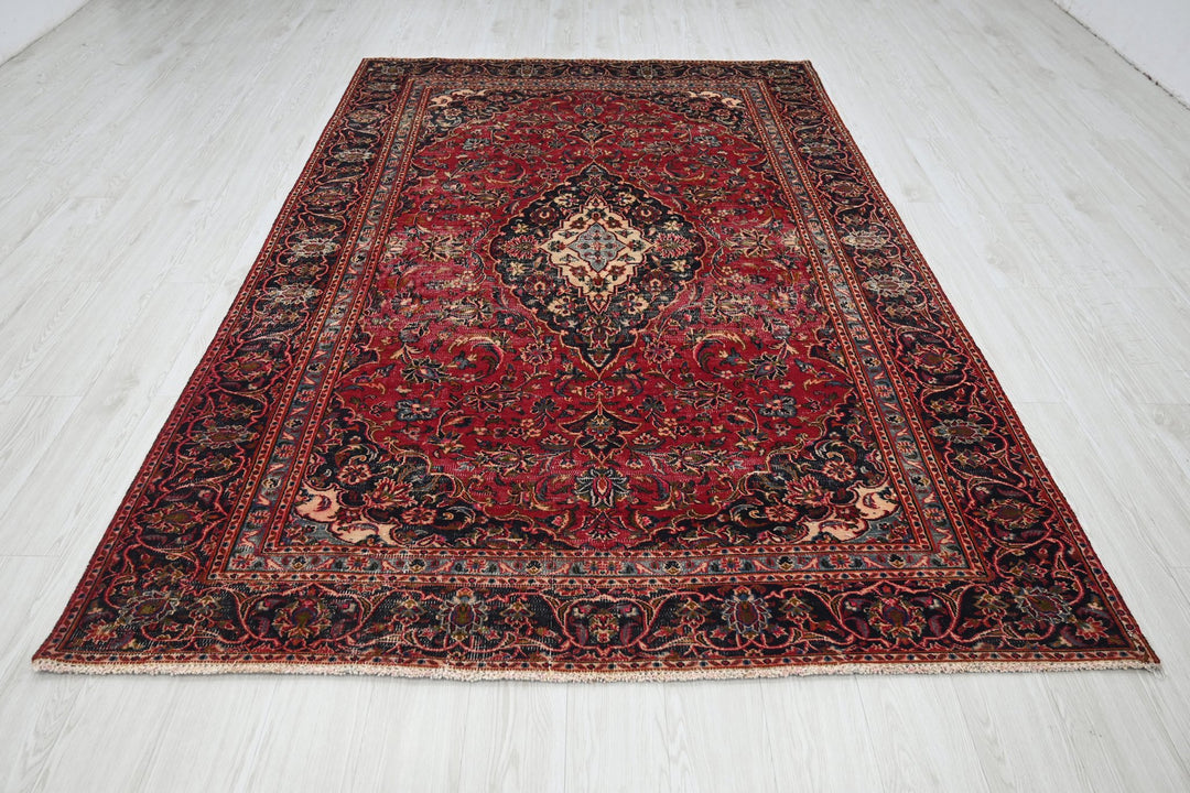 red Medium rug 5' 10" x 9' 0"