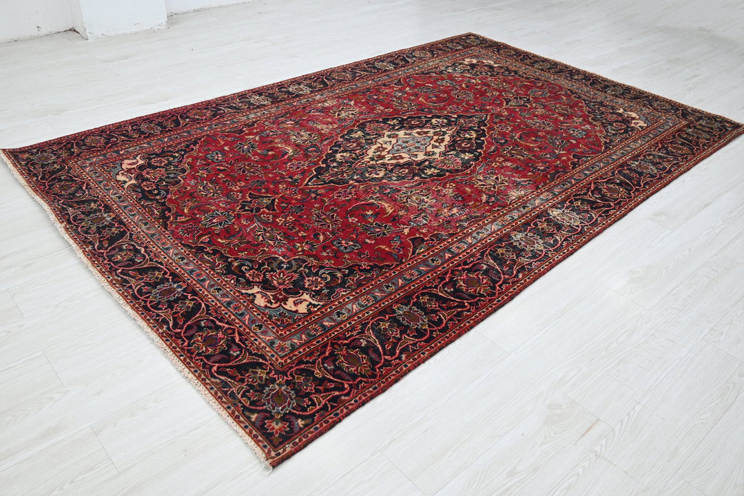 red Medium rug 5' 10" x 9' 0"