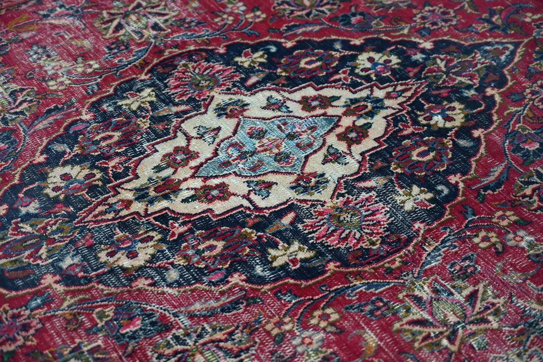 red Medium rug 5' 10" x 9' 0"