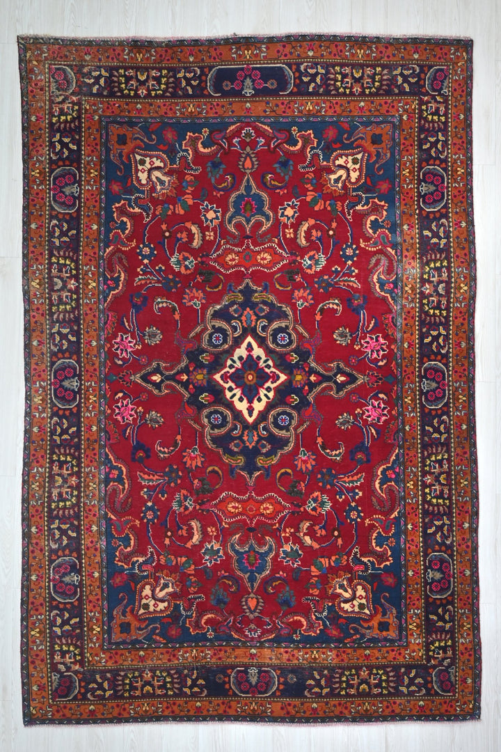 red Medium rug 6' 1" x 9' 3"