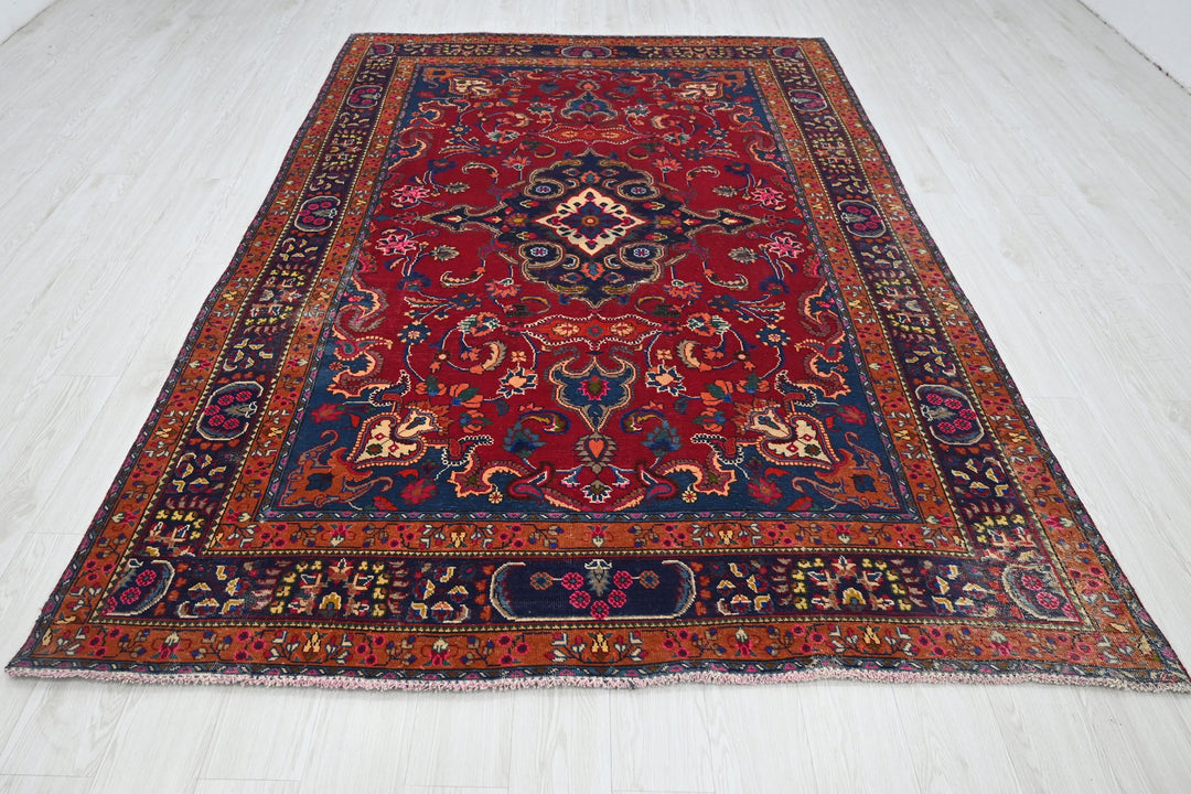 red Medium rug 6' 1" x 9' 3"