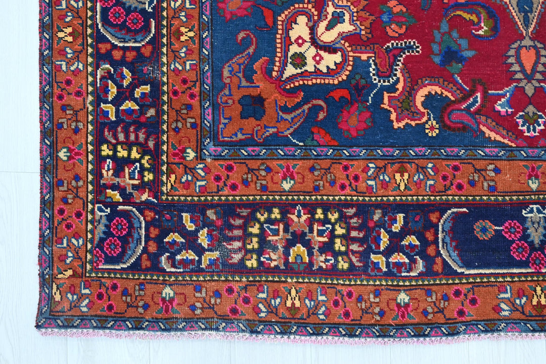 red Medium rug 6' 1" x 9' 3"