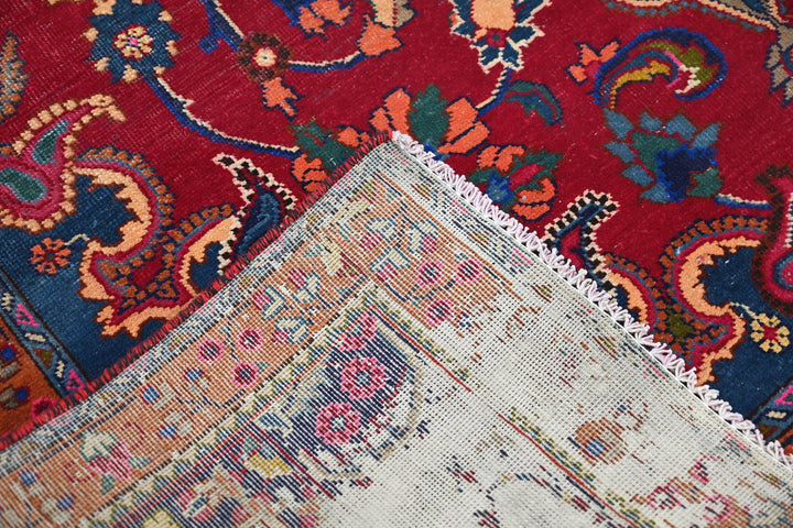 red Medium rug 6' 1" x 9' 3"