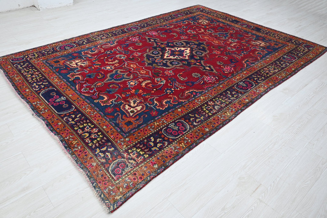 red Medium rug 6' 1" x 9' 3"
