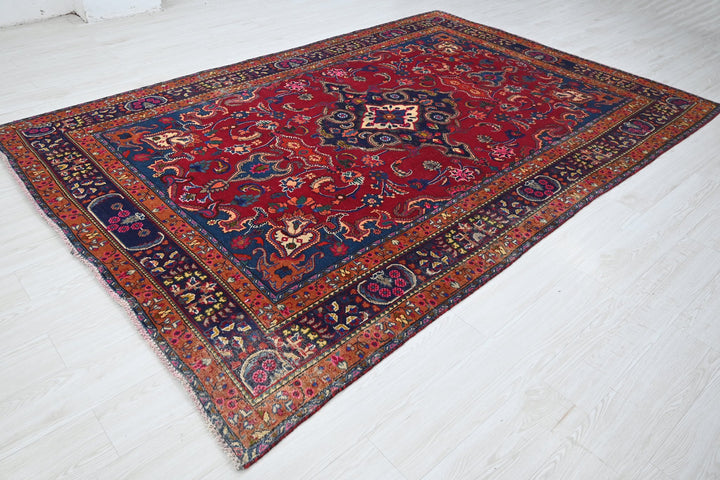 red Medium rug 6' 1" x 9' 3"