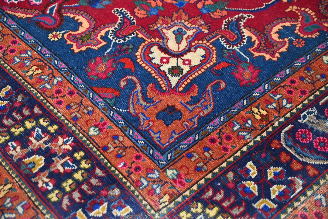 red Medium rug 6' 1" x 9' 3"