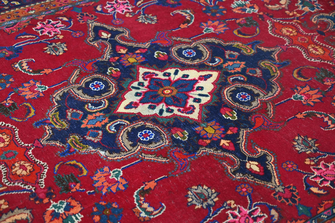 red Medium rug 6' 1" x 9' 3"