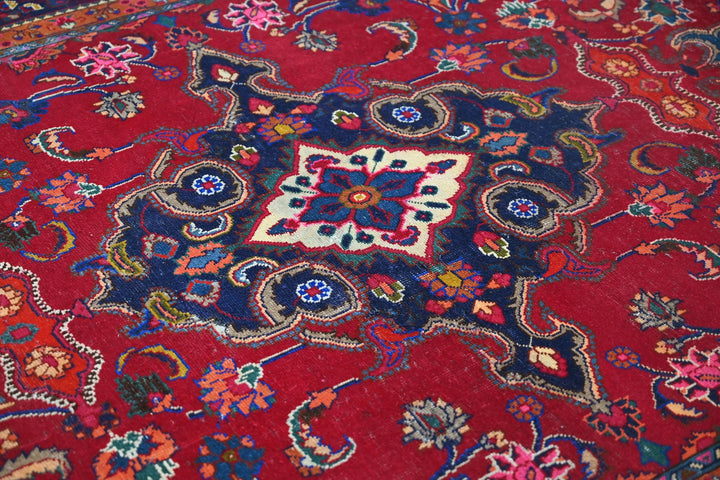 red Medium rug 6' 1" x 9' 3"