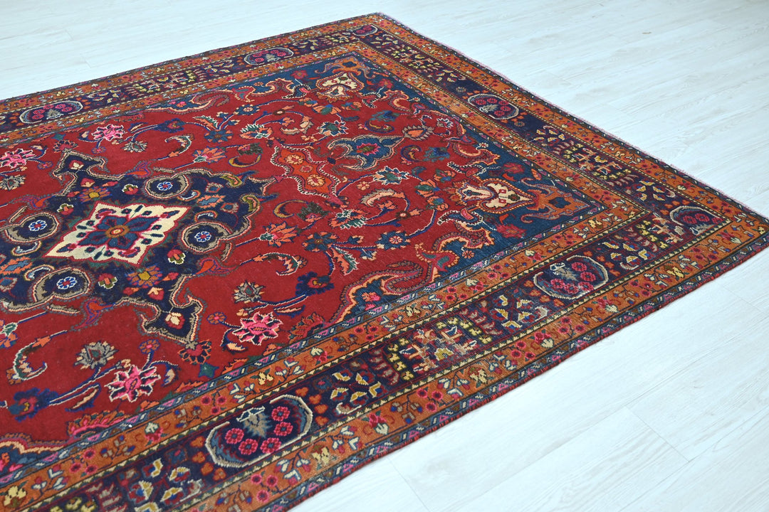 red Medium rug 6' 1" x 9' 3"