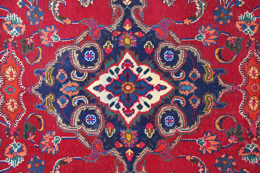 red Medium rug 6' 1" x 9' 3"