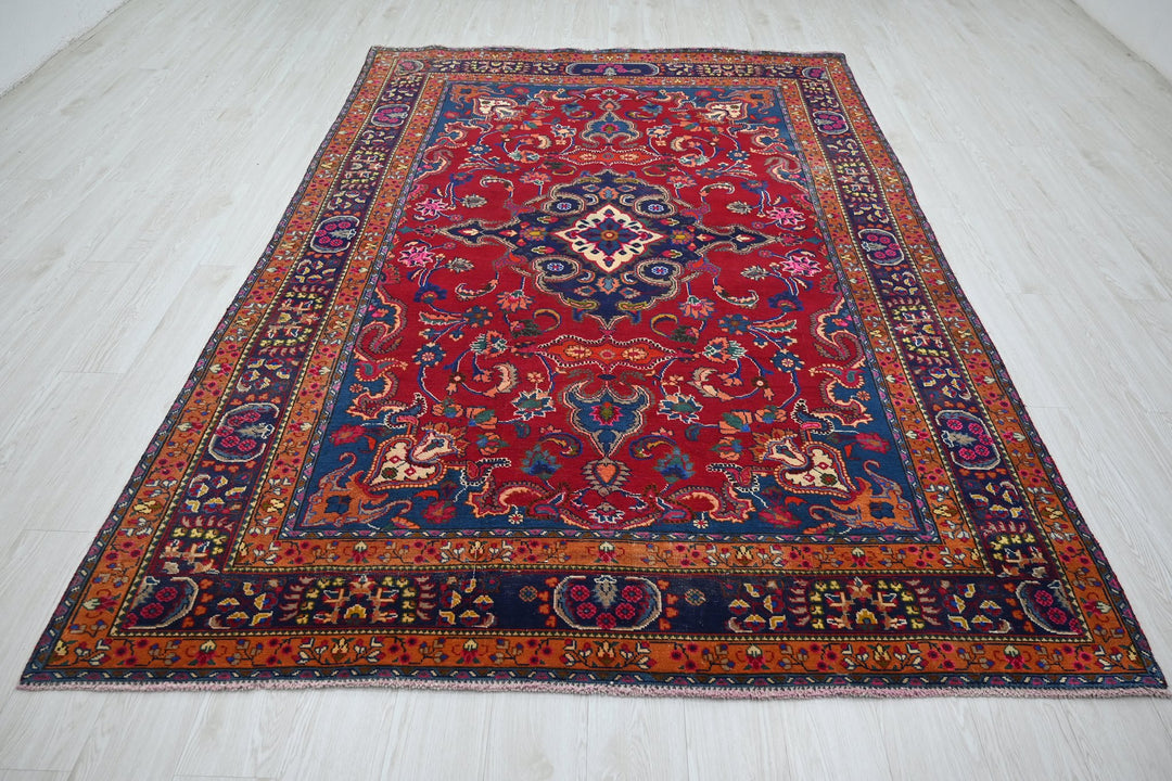 red Medium rug 6' 1" x 9' 3"