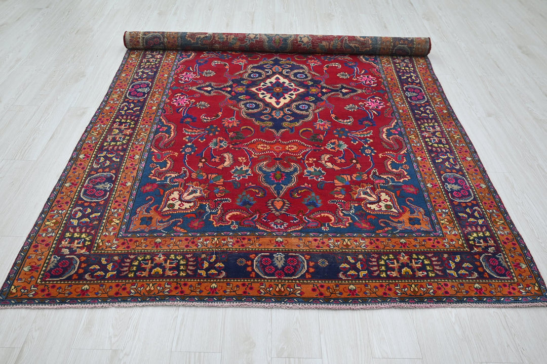 red Medium rug 6' 1" x 9' 3"