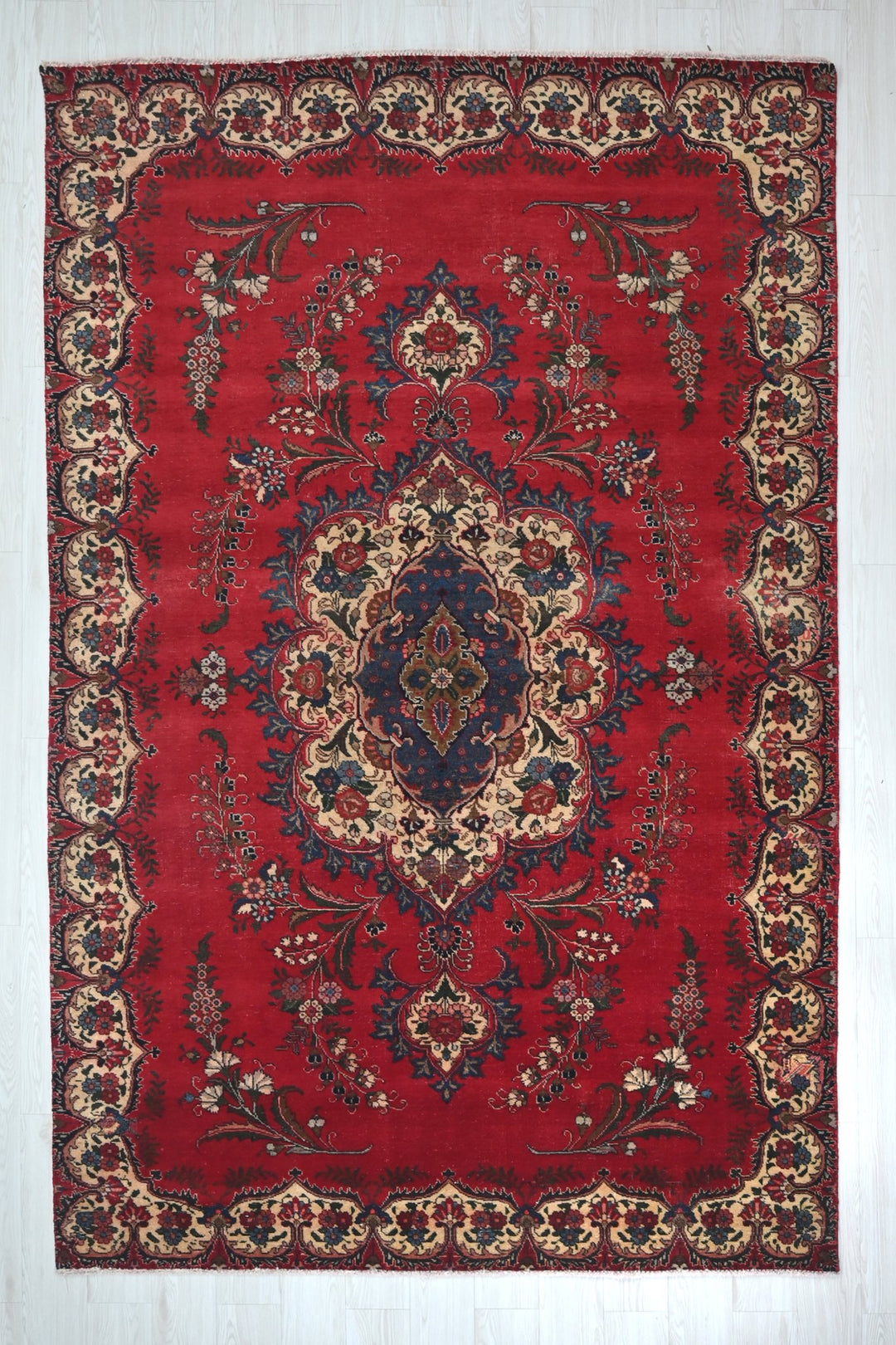 red Large rug 6' 2" x 9' 9"