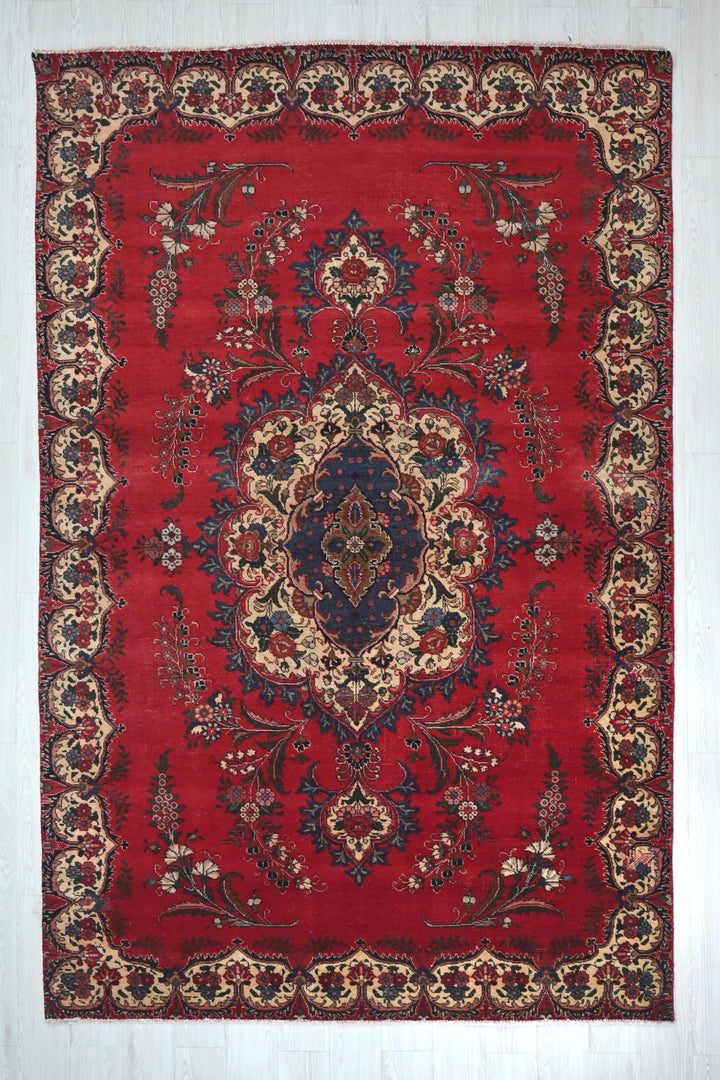red Large rug 6' 2" x 9' 9"