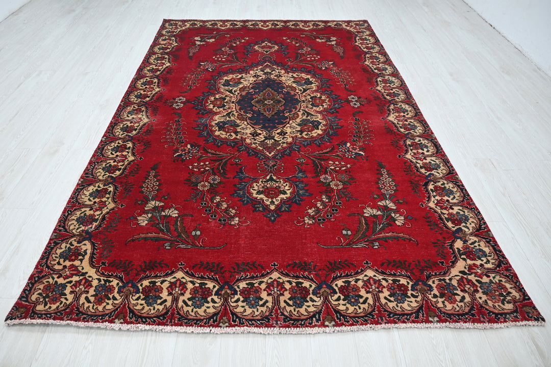 red Large rug 6' 2" x 9' 9"