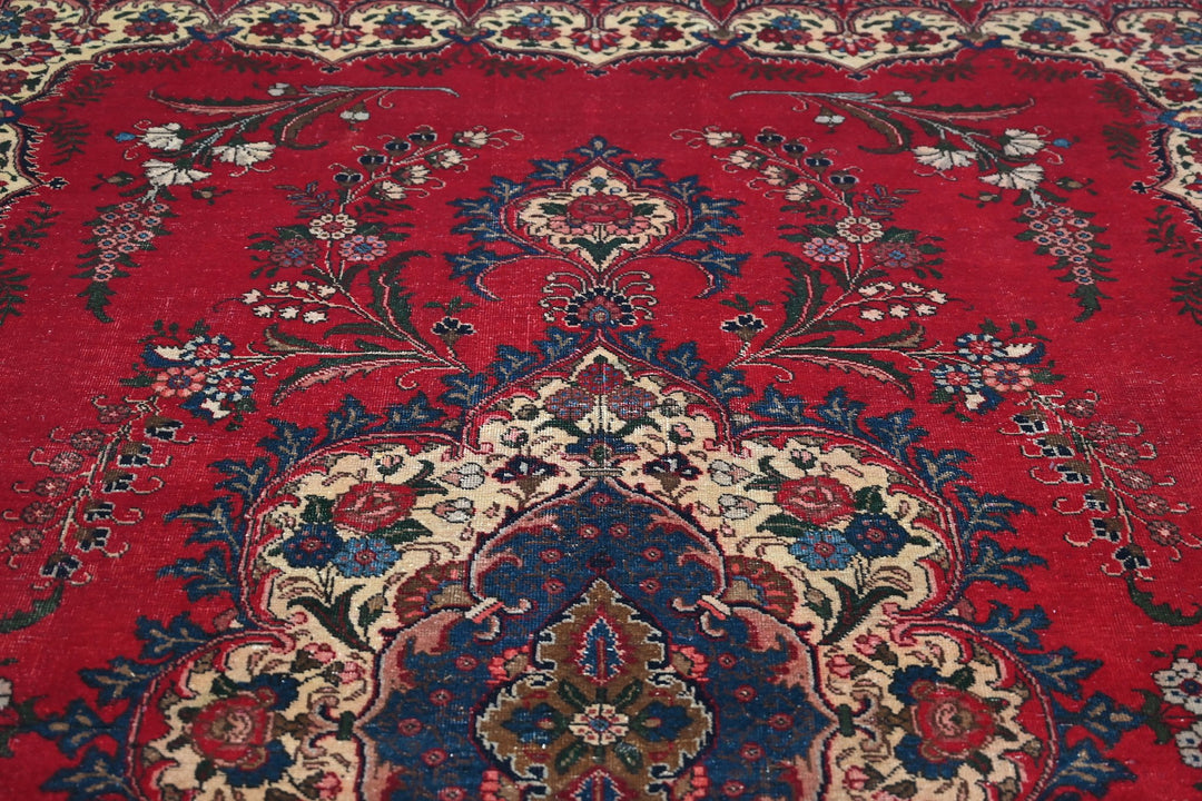 red Large rug 6' 2" x 9' 9"