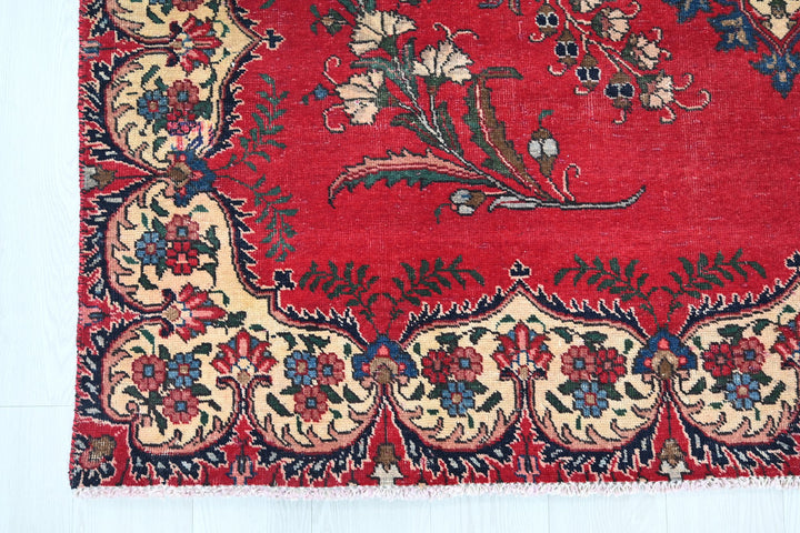 red Large rug 6' 2" x 9' 9"