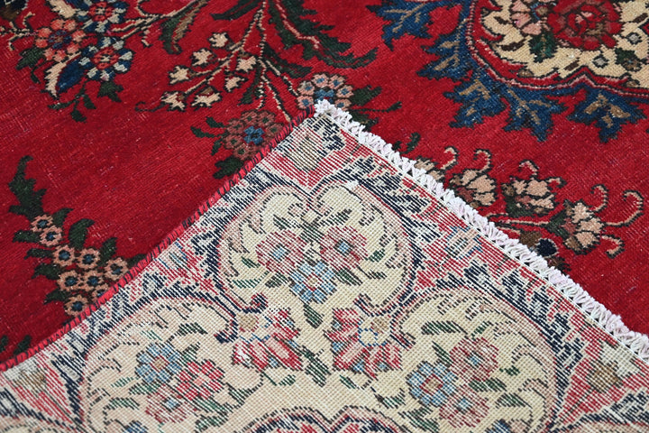 red Large rug 6' 2" x 9' 9"