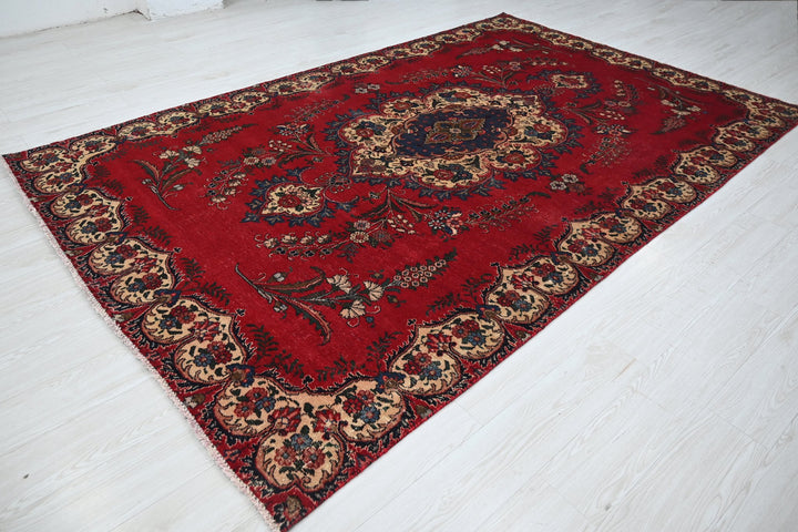 red Large rug 6' 2" x 9' 9"