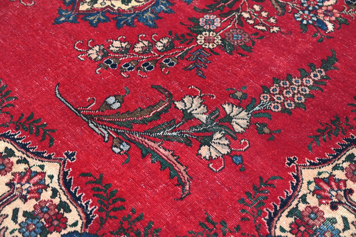 red Large rug 6' 2" x 9' 9"
