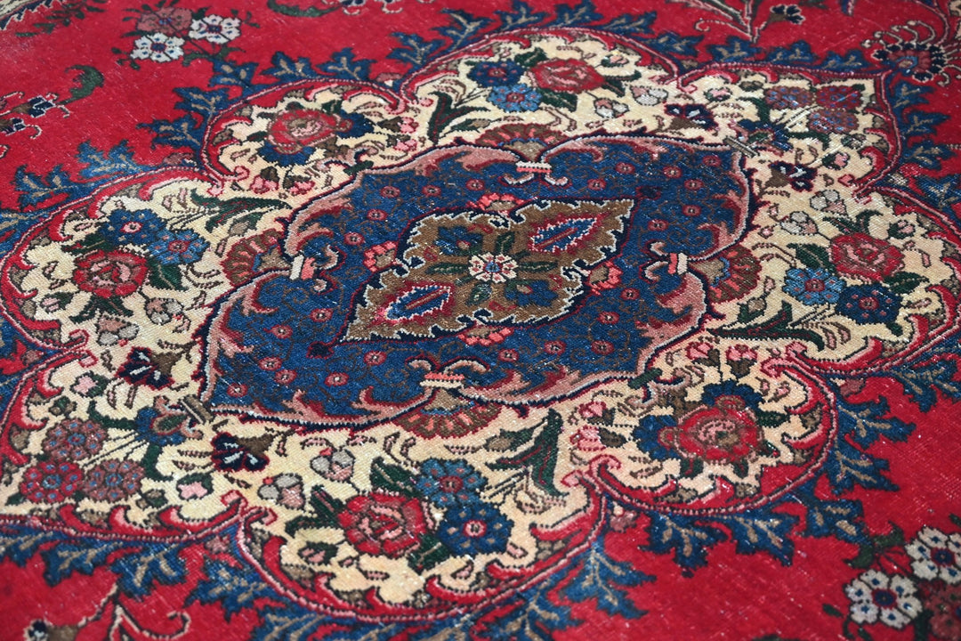 red Large rug 6' 2" x 9' 9"