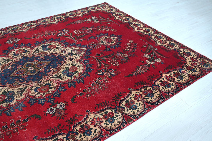 red Large rug 6' 2" x 9' 9"